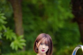 短发 王羽杉 在游泳池子里就像是美人鱼