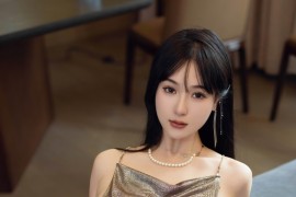 [秀人网] 2023.08.10 No.7211 柚琪Rich闪亮褐色吊带短裙[71P/710MB]