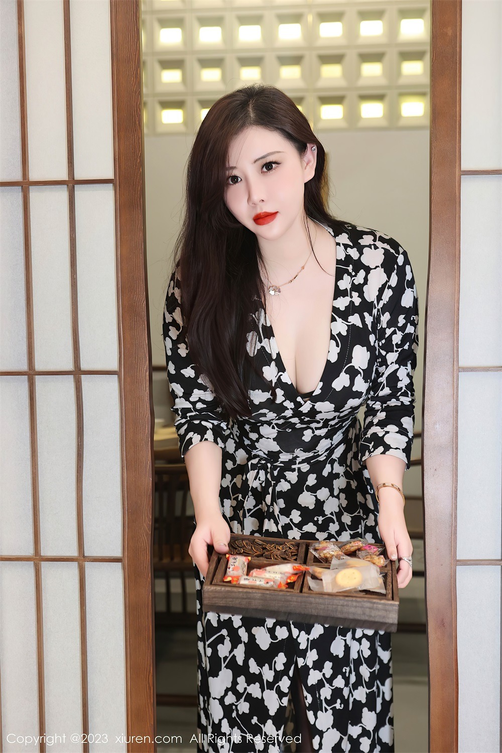 [秀人网] 2023.10.23 No.7548 王婉悠Queen 图案连衣长裙[73P/833MB] 第1张