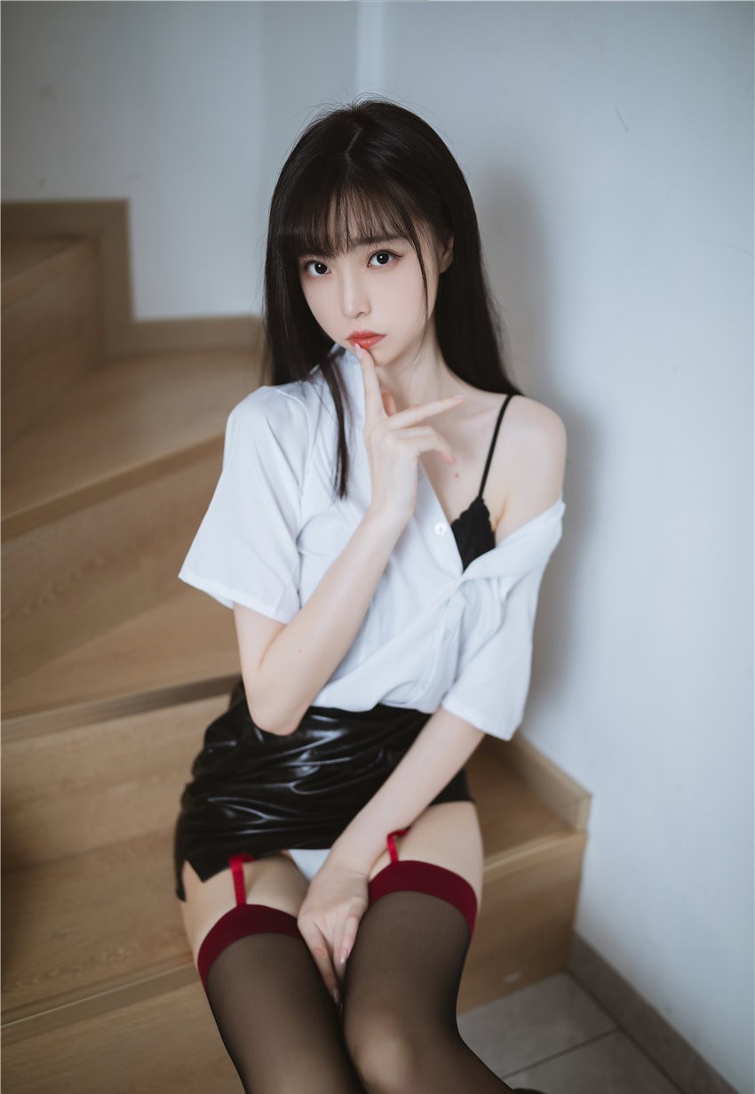 许岚LAN 黑丝皮裙OL [54P2V-875MB] 第1张