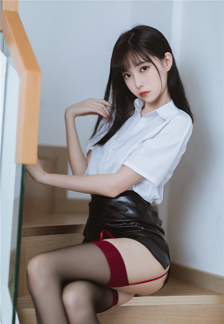 许岚LAN 黑丝皮裙OL [54P2V-875MB] 第4张