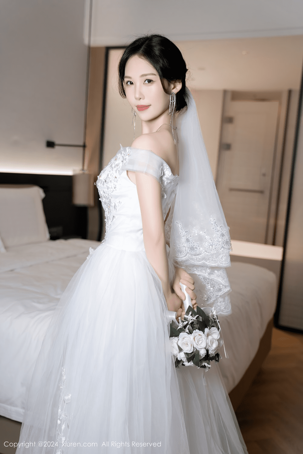 [秀人网] 2024.08.09 NO.8998 利世 白色婚纱[101P/817MB] 第1张