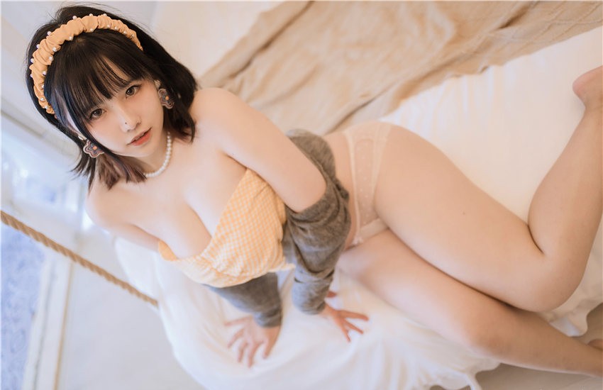 阿半今天很开心 黄色抹胸[68P1V-610MB] 第1张