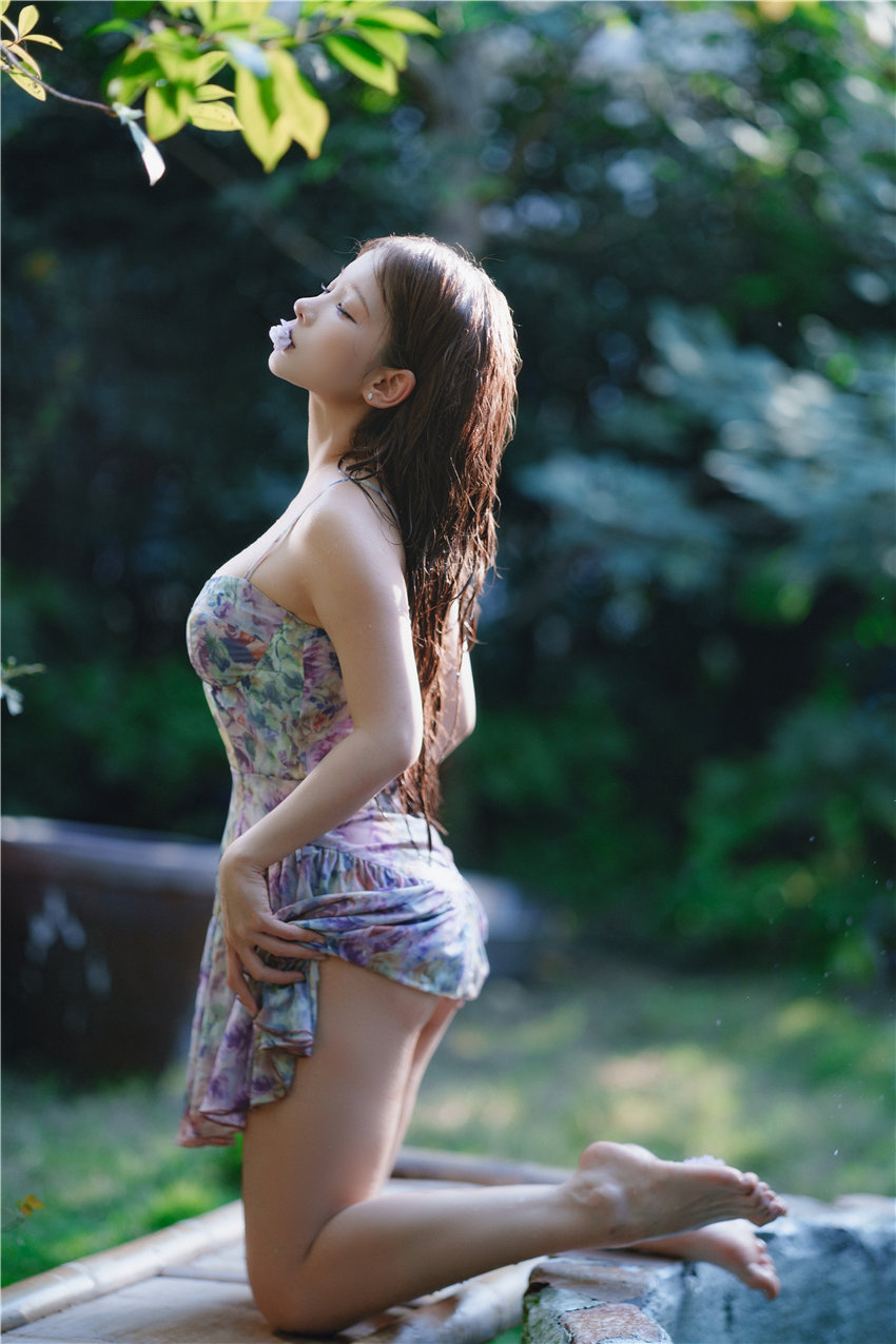 蠢沫沫 水池碎花裙 [27P-675M] 第2张